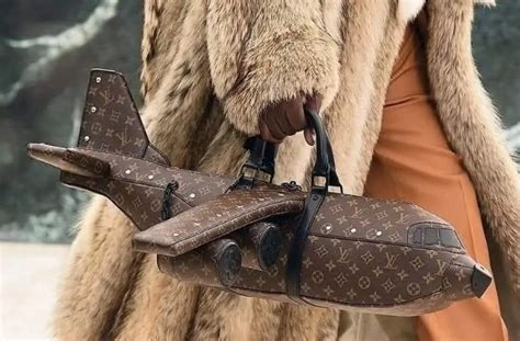 La BORSA di VUITTON a forma di AEREO che costa più di un .